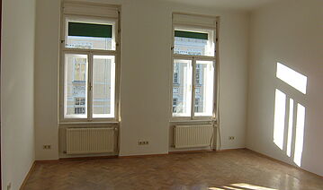 Altbau-Miet­woh­nung mit Balkon; Graz bei der Technischen Uni