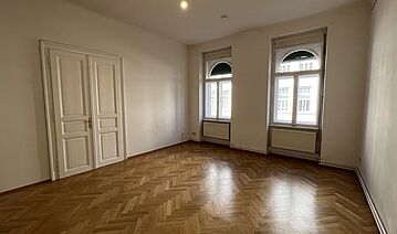 Altbau-Miet­woh­nung mit Balkon; Graz bei der Technischen Uni